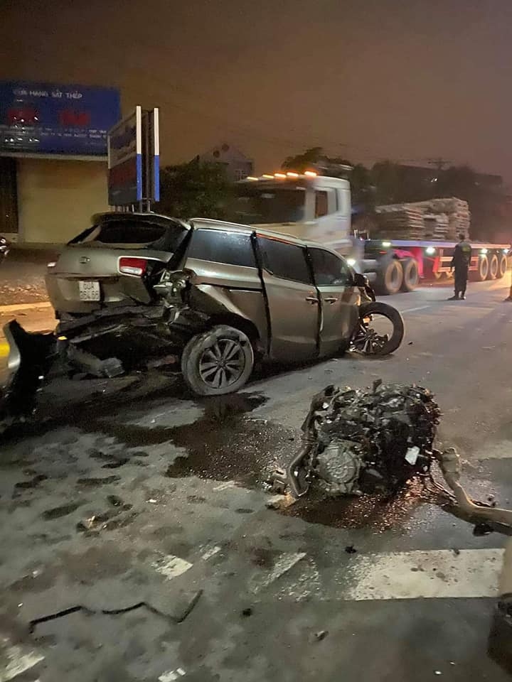 xe hop bien dang sau khi bay qua vong xuyen tai xe thoat chet than ky