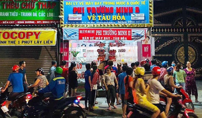 he lo nguyen nhan nguoi dan ong chem guc vo cu tai dai ly ve may bay