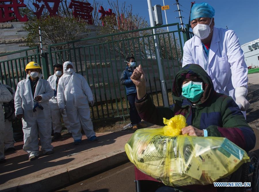 cai om tam biet khong cham nguoi cua bac si loi than son va nguoi dan ong tung nhiem covid 19