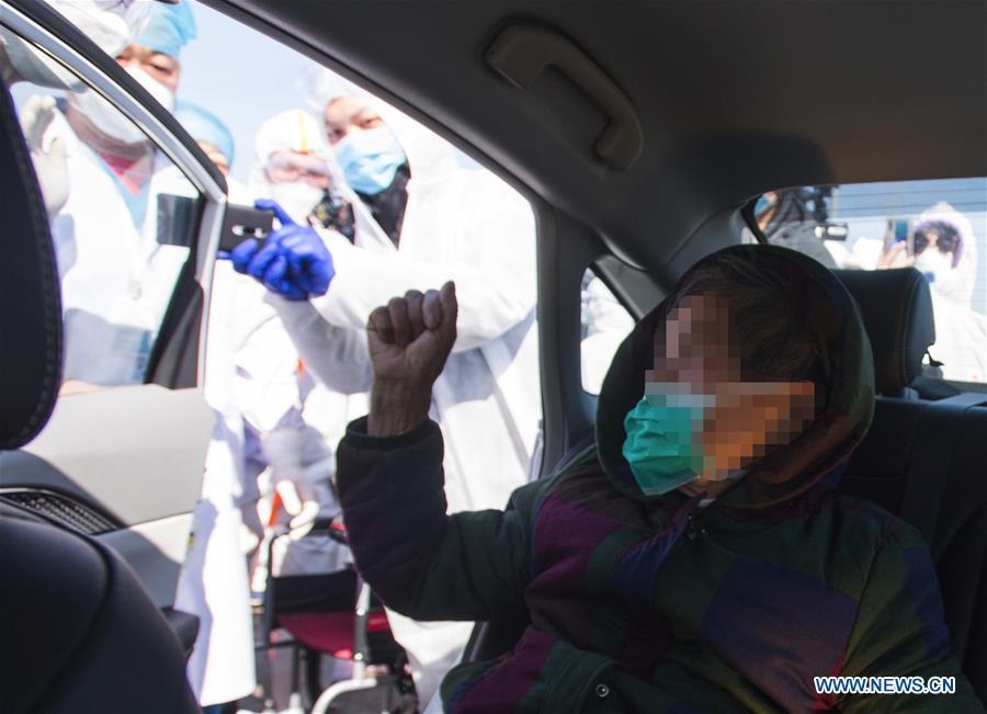 cai om tam biet khong cham nguoi cua bac si loi than son va nguoi dan ong tung nhiem covid 19