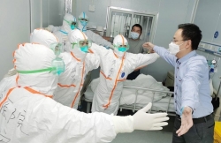 Cái ôm tạm biệt không chạm người của bác sĩ Lôi Thần Sơn và người đàn ông từng nhiễm Covid-19