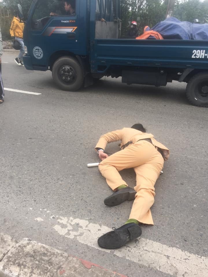 ha noi nam thanh nien cho ban gai vuot den do tong thang vao csgt