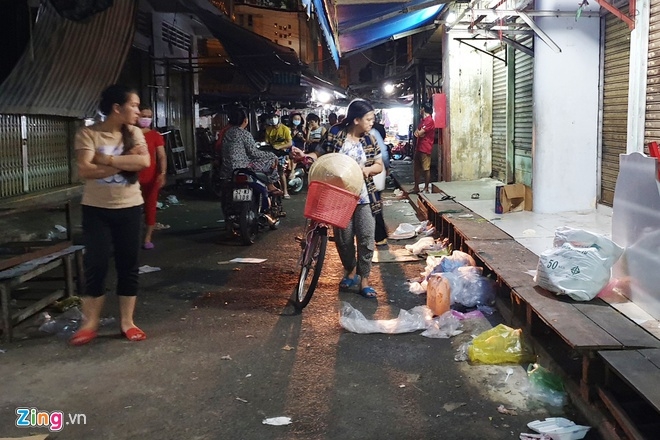 vo dam chong tu vong giua cho vi bao mua banh mi nhung lai mua com