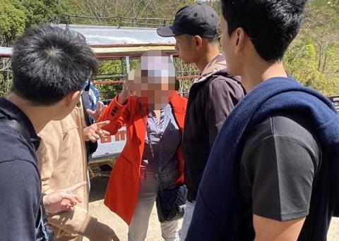 bi nhac nho vi khong chiu xep hang nguoi phu nu lao vao hanh hung 2 nu du khach thai lan