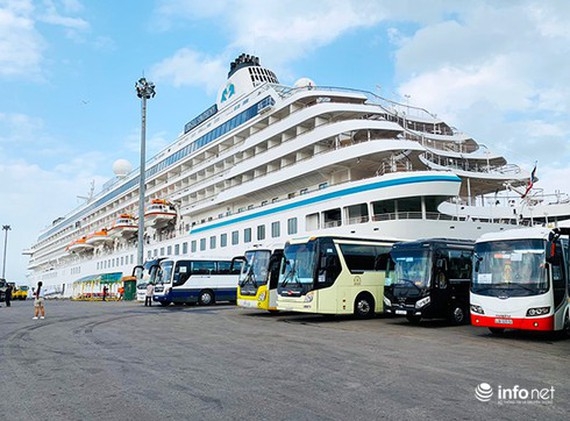 se kiem soat chat tau du lich quoc te crystal symphony cap cang tphcm