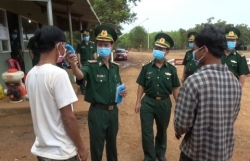 do covid 19 viet nam tam ngung cac hoat dong qua lai tai bien gioi lao campuchia