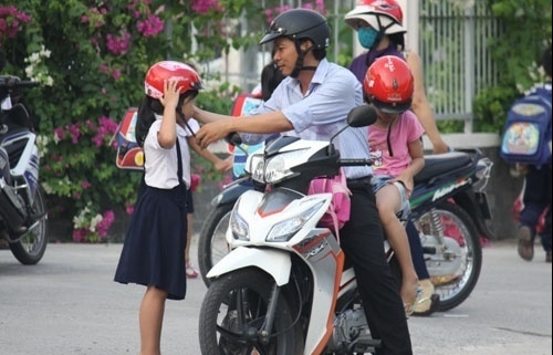 Phạt 200 đến 300 ngàn đồng nếu không đội mũ bảo hiểm cho trẻ em