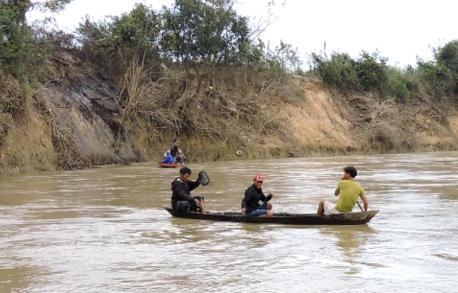 tim thay 5 nan nhan trong vu lat thuyen o quang nam