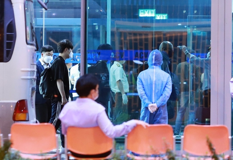 hinh anh doan du khach daegu roi da nang ve han quoc luc nua dem