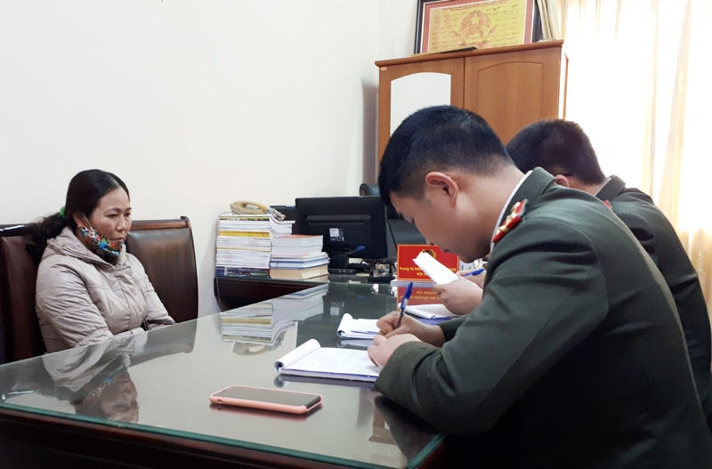 con dau bi phat tien vi vut rac bua bai me chong len facebook noi xau chinh quyen