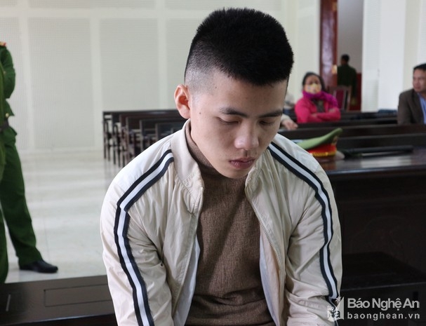 nam thanh nien linh 12 nam tu vi bi nguoi cam chui boi doa dot nha