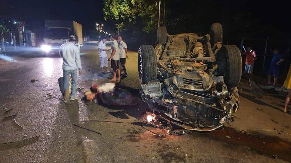 xe hop lat ngua sau cu dam vao goc cay 7 nguoi thuong vong