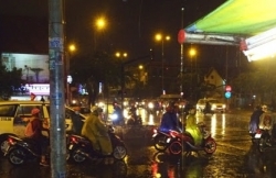 ha noi cay co thu bat goc do trong tran mua lon de bep rum o to