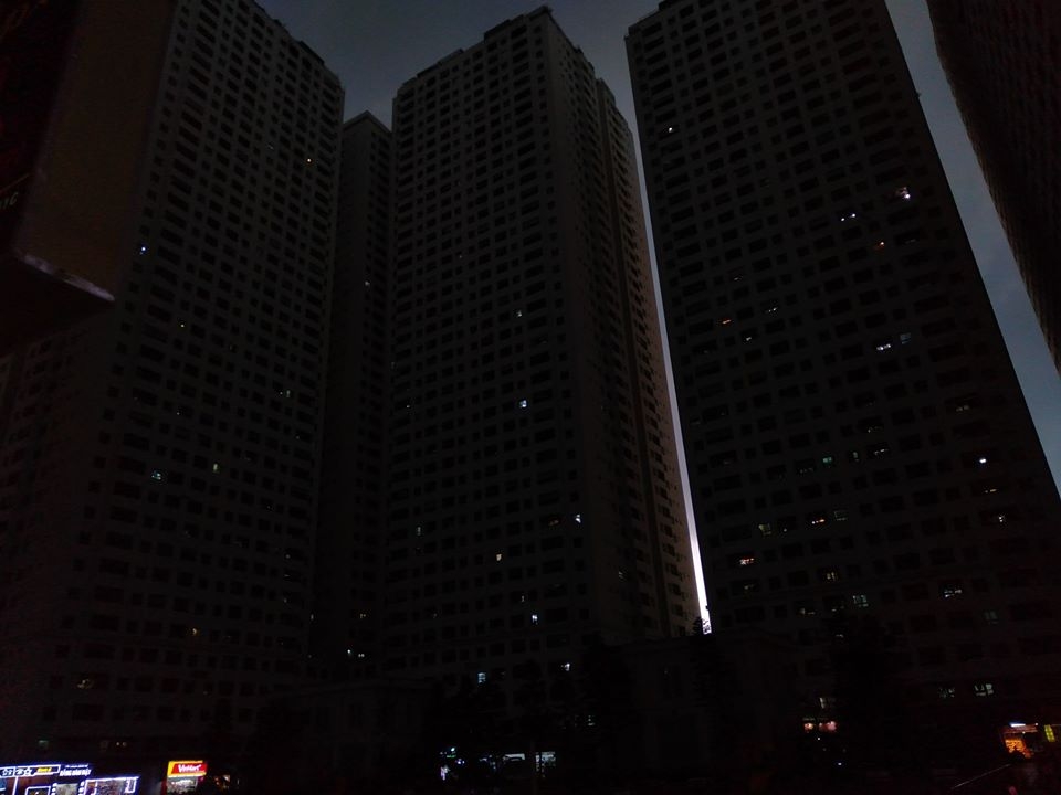 bau troi ha noi bong chuyen toi den mua nhu trut nuoc