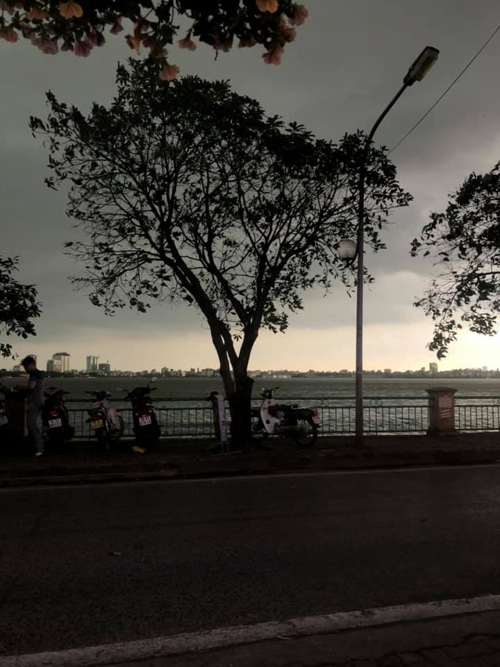 bau troi ha noi bong chuyen toi den mua nhu trut nuoc