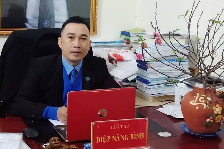 chu quan ca phe tra tan da man nu tiep vien vi khong chiu kich duc co the khoi to toi giet nguoi