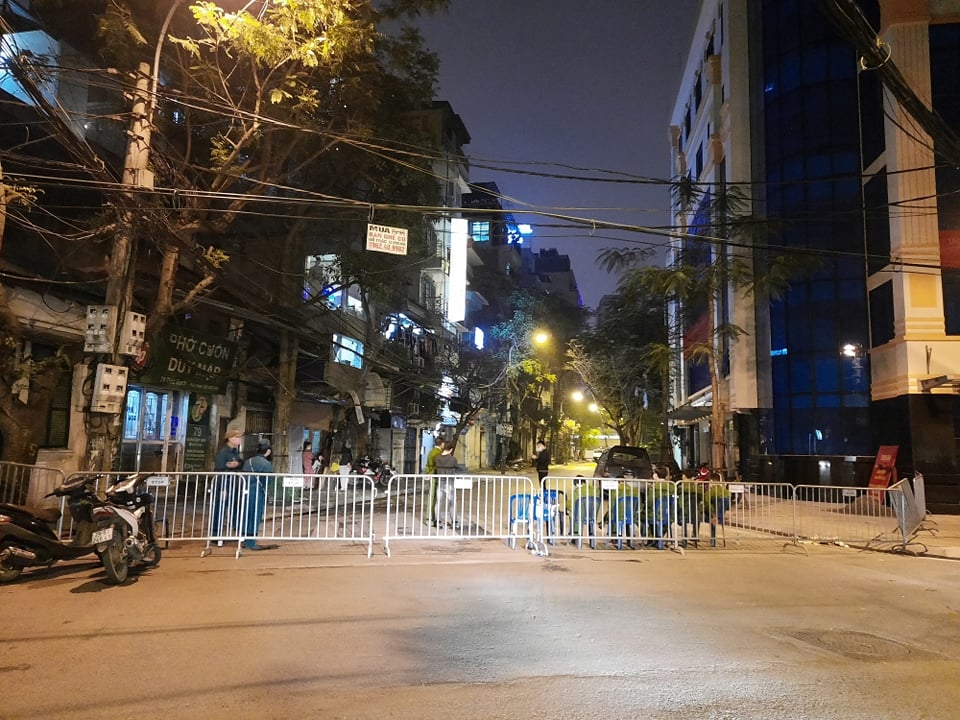 ha noi hop khan trong dem lien quan den dich covid 19 pho truc bach bi phong toa