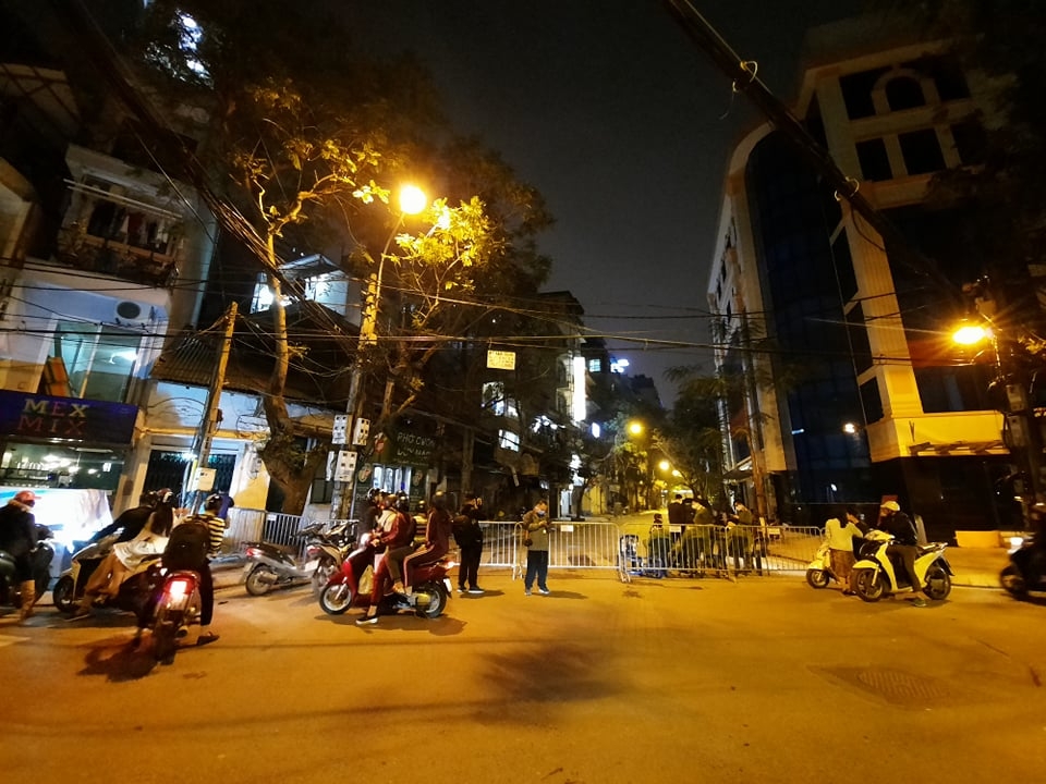 ha noi hop khan trong dem lien quan den dich covid 19 pho truc bach bi phong toa