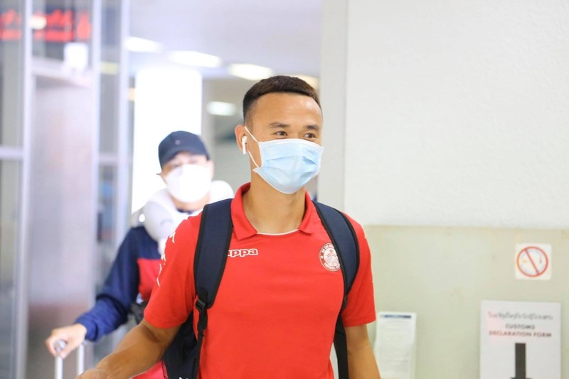 Công Phượng đeo khẩu trang, cùng đồng đội có mặt tại Lào con phuong deo khau trang cung dong doi co mat tai lao