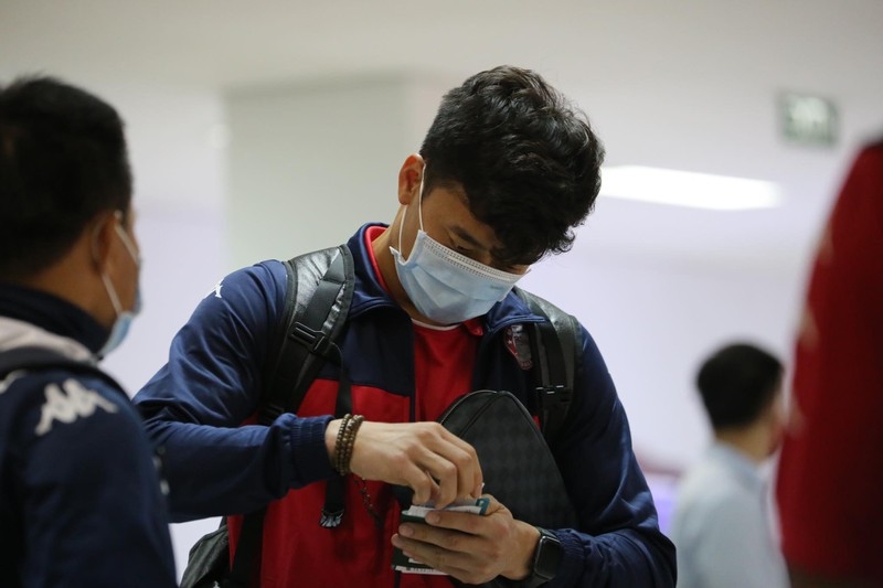 Công Phượng đeo khẩu trang, cùng đồng đội có mặt tại Lào con phuong deo khau trang cung dong doi co mat tai lao