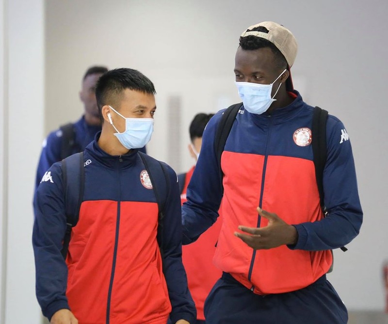 Công Phượng đeo khẩu trang, cùng đồng đội có mặt tại Lào con phuong deo khau trang cung dong doi co mat tai lao