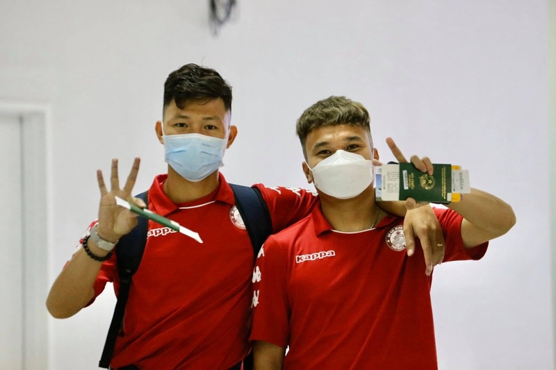 Công Phượng đeo khẩu trang, cùng đồng đội có mặt tại Lào con phuong deo khau trang cung dong doi co mat tai lao