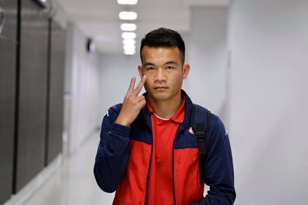 Công Phượng đeo khẩu trang, cùng đồng đội có mặt tại Lào con phuong deo khau trang cung dong doi co mat tai lao