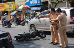 bat ngo lao qua duong sat nguoi dan ong bi tau hoa huc vang