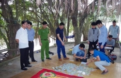 nhay lau tron cong an 1 con bac truot chan nga tu vong