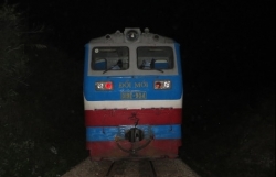 hai nu sinh tu vong khi chup anh tu suong voi doan tau dang chay