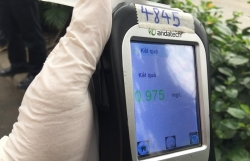 xe ben huc vang o to 7 cho 3 nguoi dung cho sang duong thuong vong