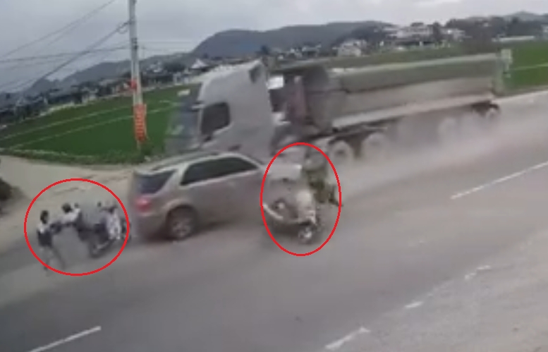 xe ben huc vang o to 7 cho 3 nguoi dung cho sang duong thuong vong