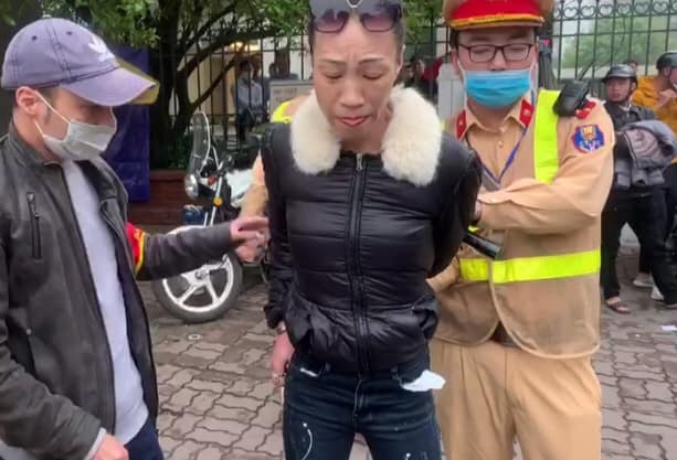 ha noi bat qua tang nguoi mau giau ma tuy tren nguoi