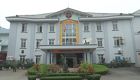 hi huu nam thanh nien rut ruot nuoc sat khuan cua benh vien mang ve nha dung phong covid 19