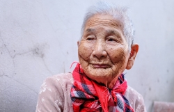 cu ba 101 tuoi ung ho 2 tan gao me liet sy ung ho 5 kg gao va rau cho khu cach ly