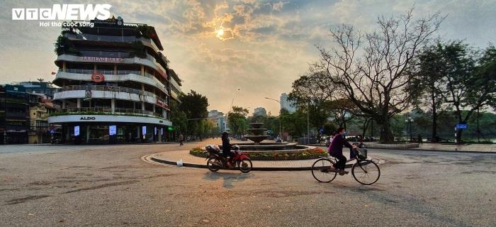 quan xa dong cua pho phuong ha noi vang lang giua mua dich covid 19