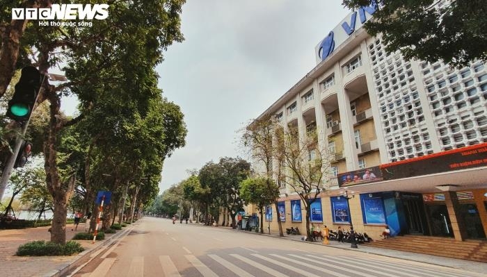 quan xa dong cua pho phuong ha noi vang lang giua mua dich covid 19