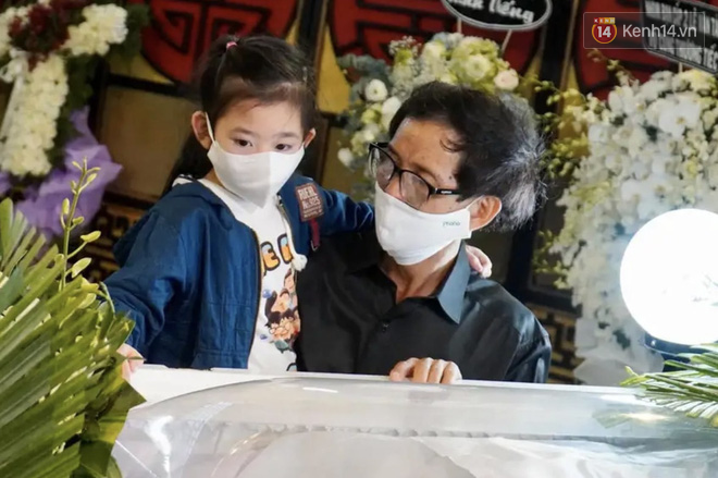 xot xa hinh anh con gai mai phuong ngo ngac ben linh cuu cua me