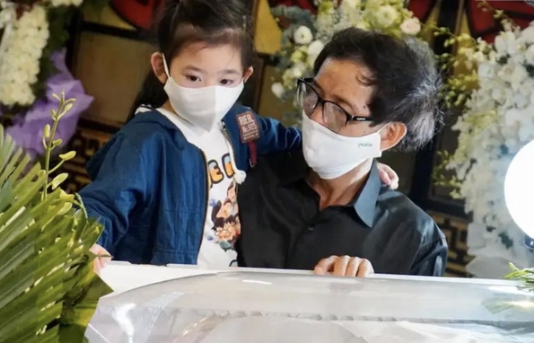 Xót xa hình ảnh con gái Mai Phương ngơ ngác bên linh cữu của mẹ