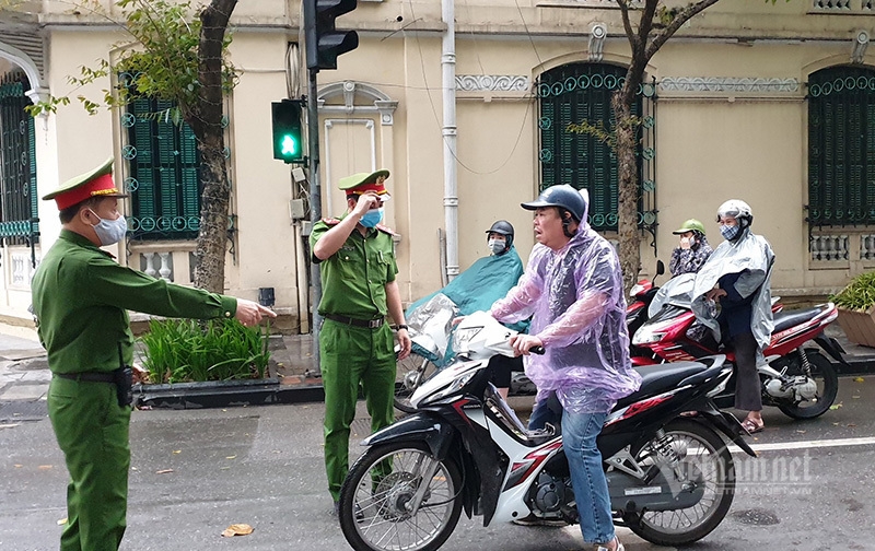 ha noi lap chot kiem soat de giam sat nguoi dan chap hanh viec cach ly xa hoi