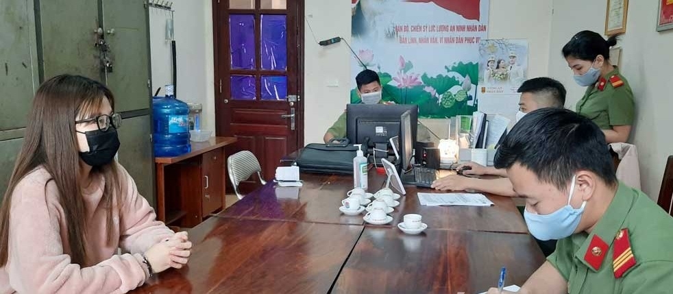 tung tin bi nghi nhiem covid 19 treu dua ngay ca thang tu co gai tre bi phat 15 trieu dong