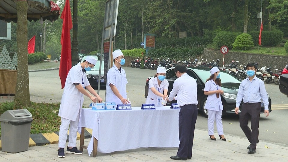 lap chot kiem soat do than nhiet cap phat khau trang cho nguoi dan den le gio to hung vuong