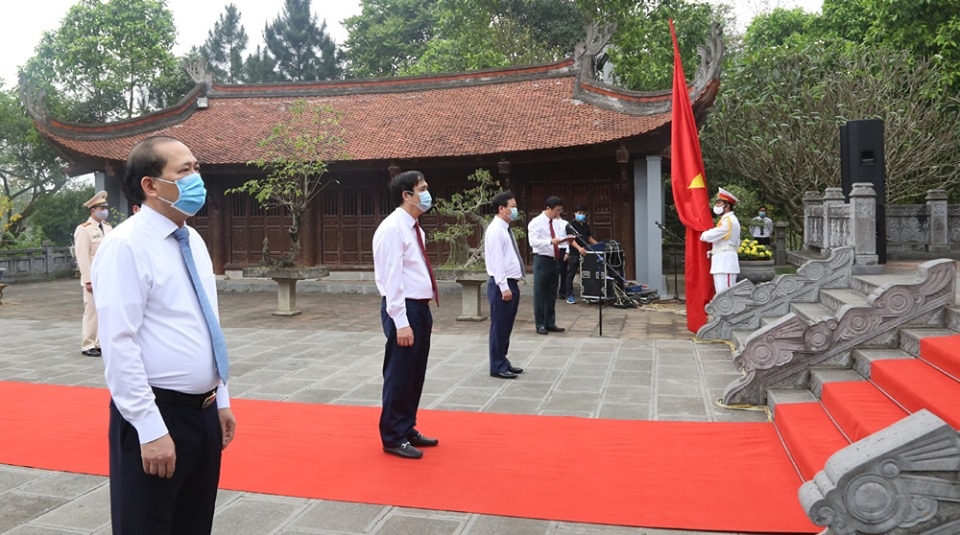 lap chot kiem soat do than nhiet cap phat khau trang cho nguoi dan den le gio to hung vuong