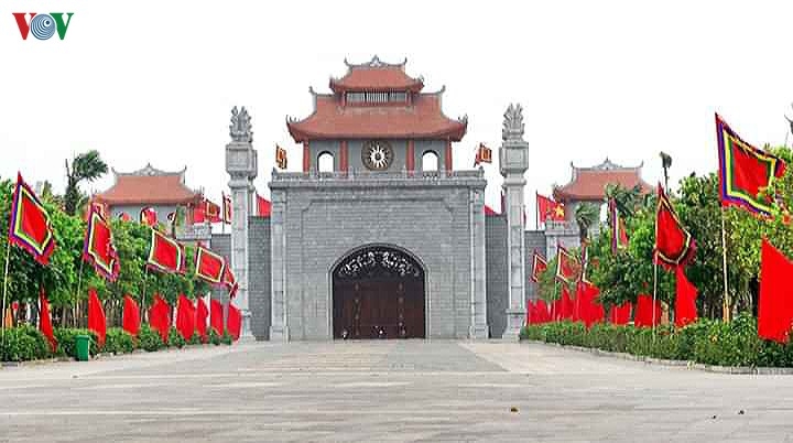 lap chot kiem soat do than nhiet cap phat khau trang cho nguoi dan den le gio to hung vuong