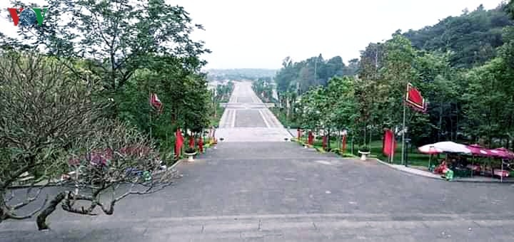 lap chot kiem soat do than nhiet cap phat khau trang cho nguoi dan den le gio to hung vuong