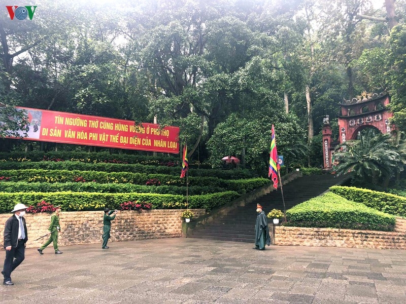 lap chot kiem soat do than nhiet cap phat khau trang cho nguoi dan den le gio to hung vuong