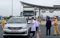 ha noi 3 nguoi dau tien bi xu phat vi ra duong khong can thiet