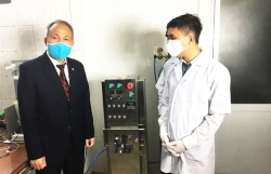 video nguoi dan an do dung may cay phun thuoc khu trung chong covid 19