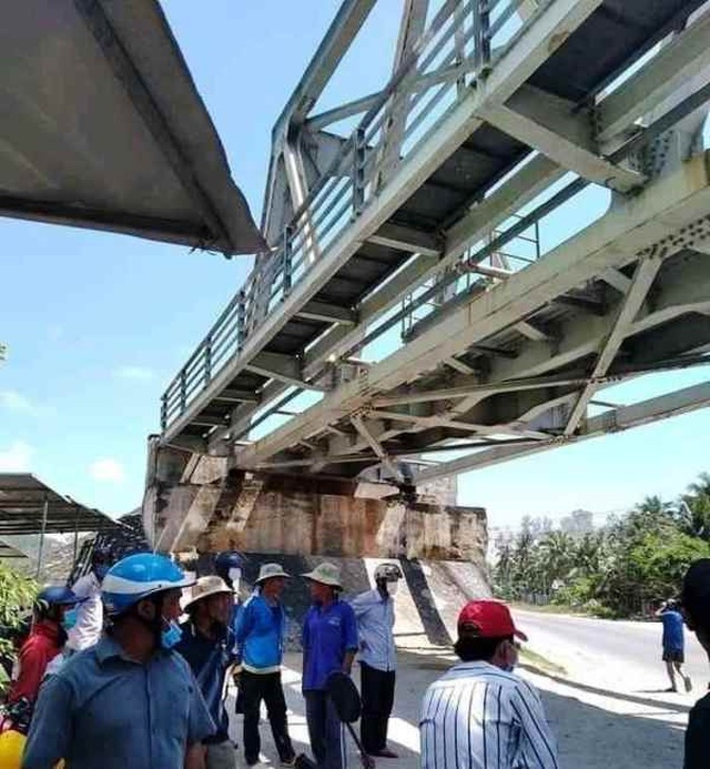 hai nu sinh tu vong khi chup anh tu suong voi doan tau dang chay