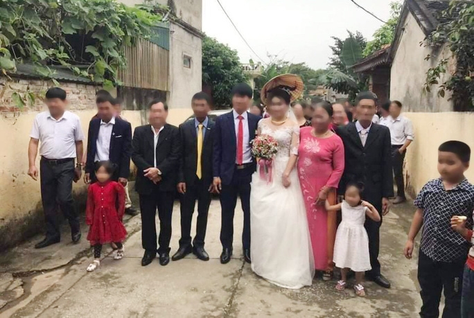 dinh chi chu tich xa vi de dan to chuc dam cuoi giua mua dich